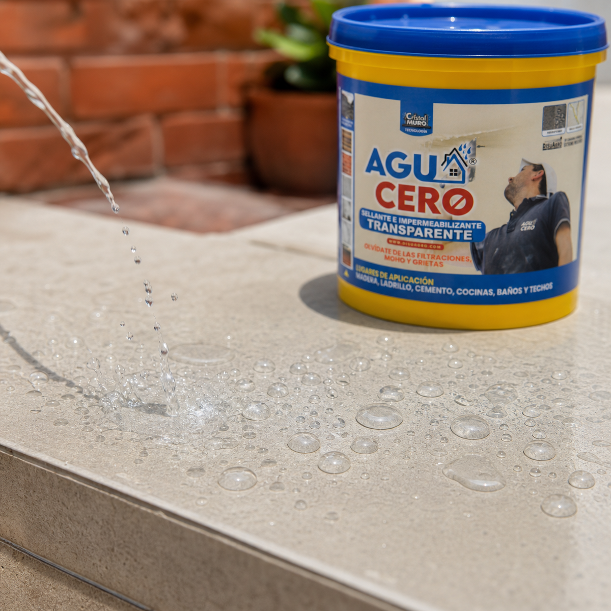 Agua formando perlas sobre superficie sellada con Agua Cero